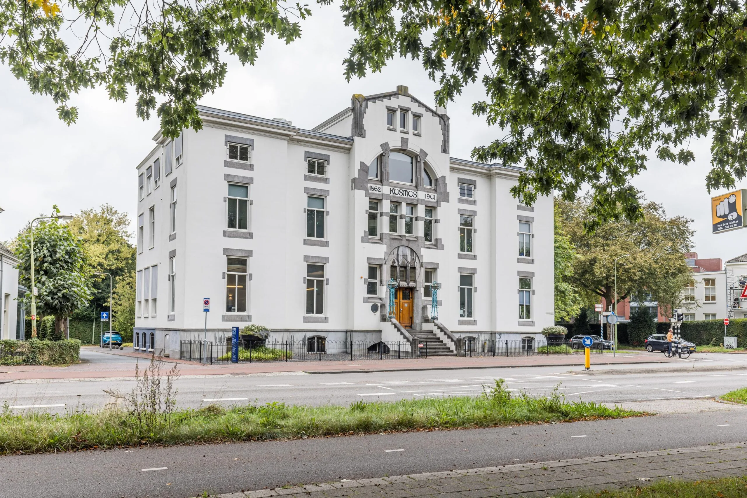 Wit historisch kantoorgebouw aan de Driebergseweg met het opschrift "KOSMOS 1862–1961" boven de entree.