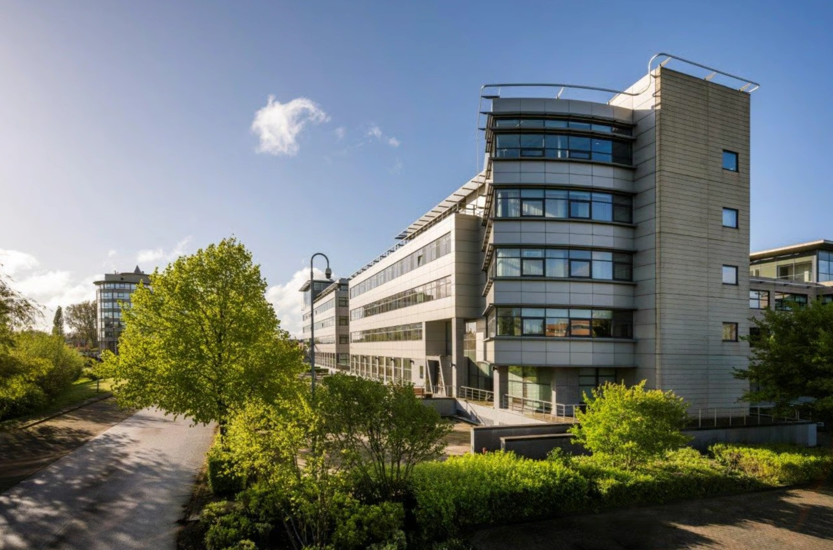 Modern kantoorgebouw aan de Boeing Avenue omringd door groen op een zonnige dag.