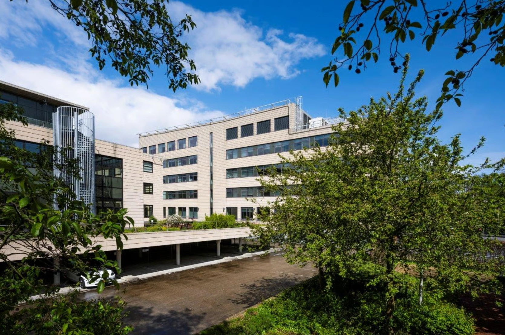 Kantoorgebouw aan de Boeing Avenue, omgeven door groen en parkeerplaatsen.