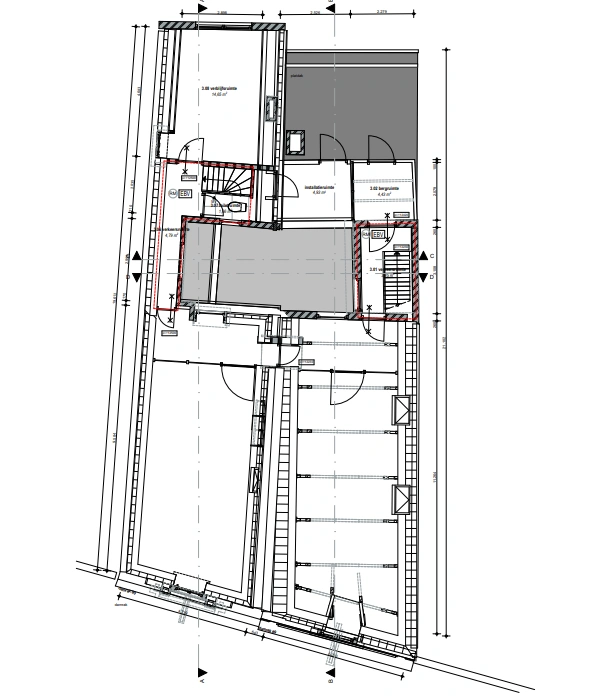 Bouwkundige plattegrond van de begane grond van een pand aan het Damrak met diverse kamers, trappenhuizen en entrees.