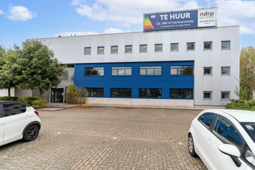 Kantoorpand aan de Zuiderweg met verhuurbord van circa 986 m² kantoorruimte en parkeerplaatsen op eigen terrein.