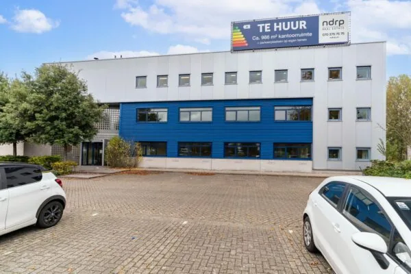 Kantoorpand aan de Zuiderweg met verhuurbord van circa 986 m² kantoorruimte en parkeerplaatsen op eigen terrein.