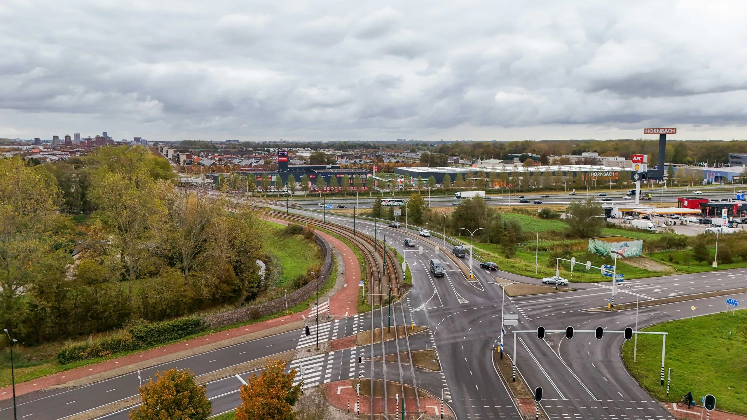 Luchtfoto van het verkeersknooppunt bij de Zuiderweg in Hoorn met zicht op winkelcentrum en Hornbach.