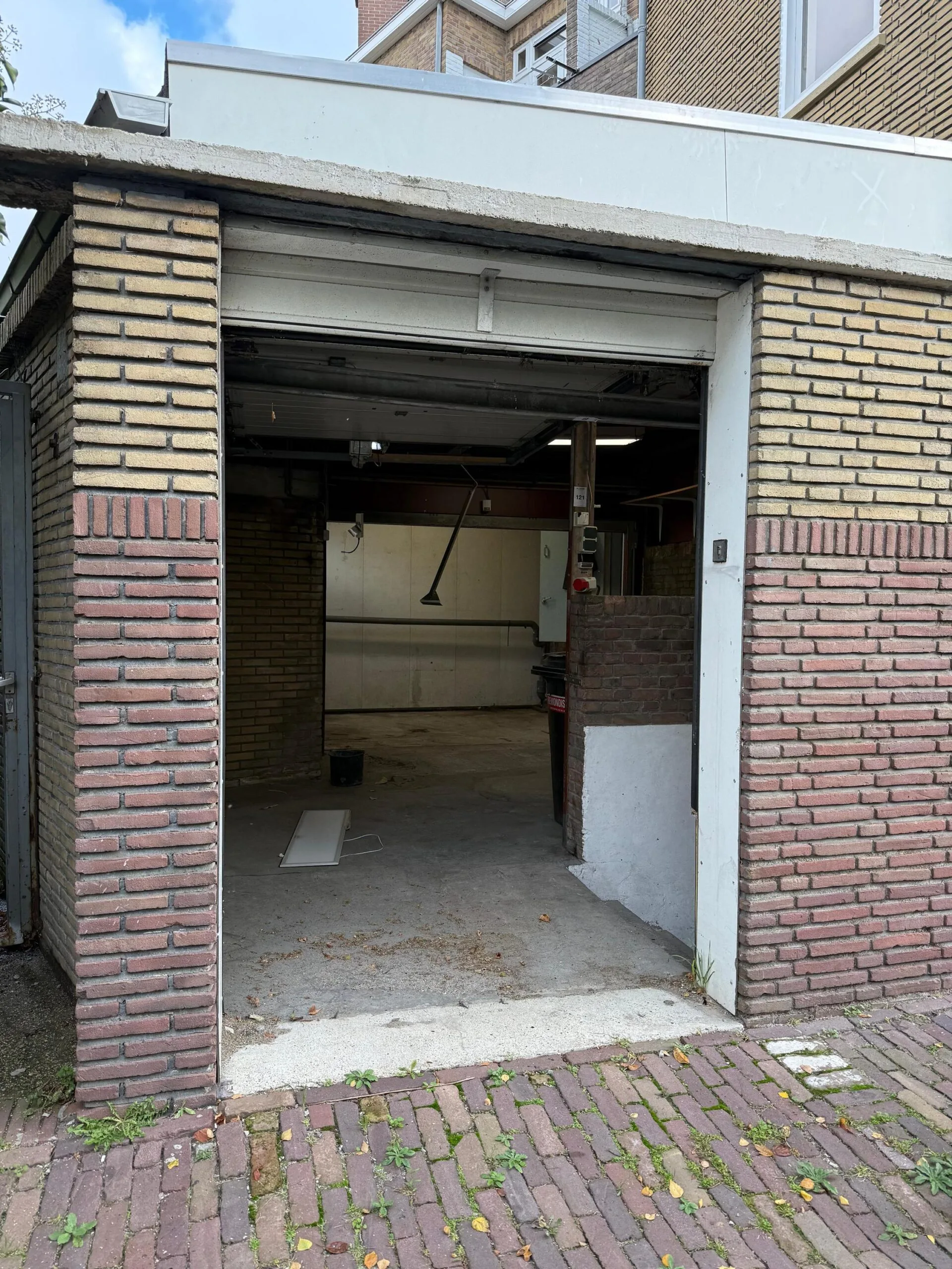 Openstaande garagedeur aan de Prinses Mariannelaan met zicht op een lege garage.
