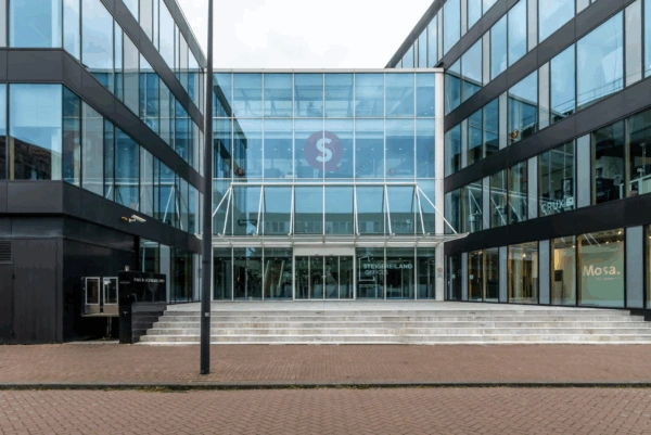 Modern glass office building entrance at Pedro de Medinalaan 89, featuring Steigereiland Offices signage.