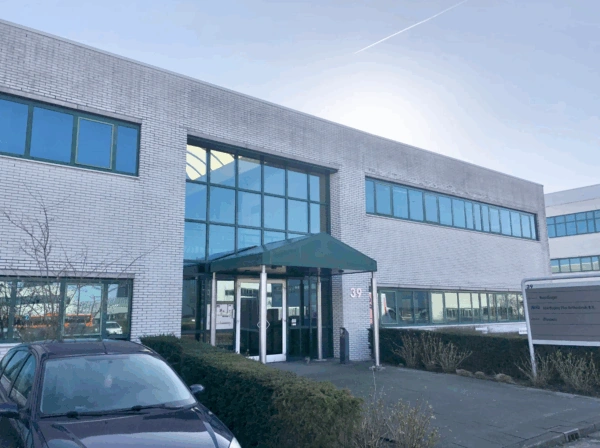 Modern office building at Zekeringstraat 39 with large glass windows and a green entrance canopy.