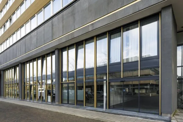 Modern office building facade with large glass windows on James Wattstraat.