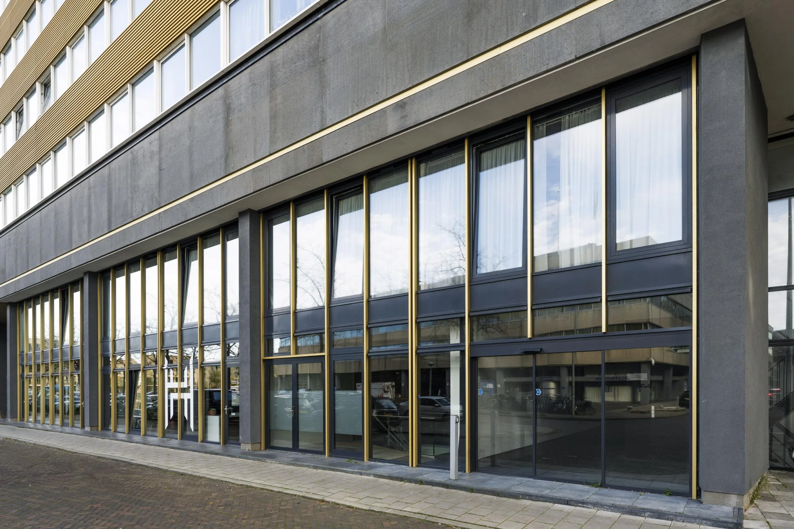 Modern office building facade with large glass windows on James Wattstraat.