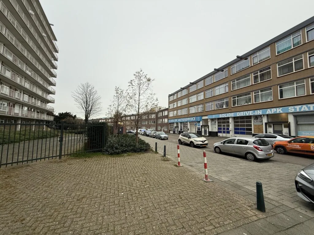 Street view of Katendrechtse Lagedijk with parked cars and buildings including Solide Autoservice.