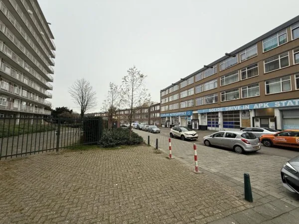 Street view of Katendrechtse Lagedijk with parked cars and buildings including Solide Autoservice.