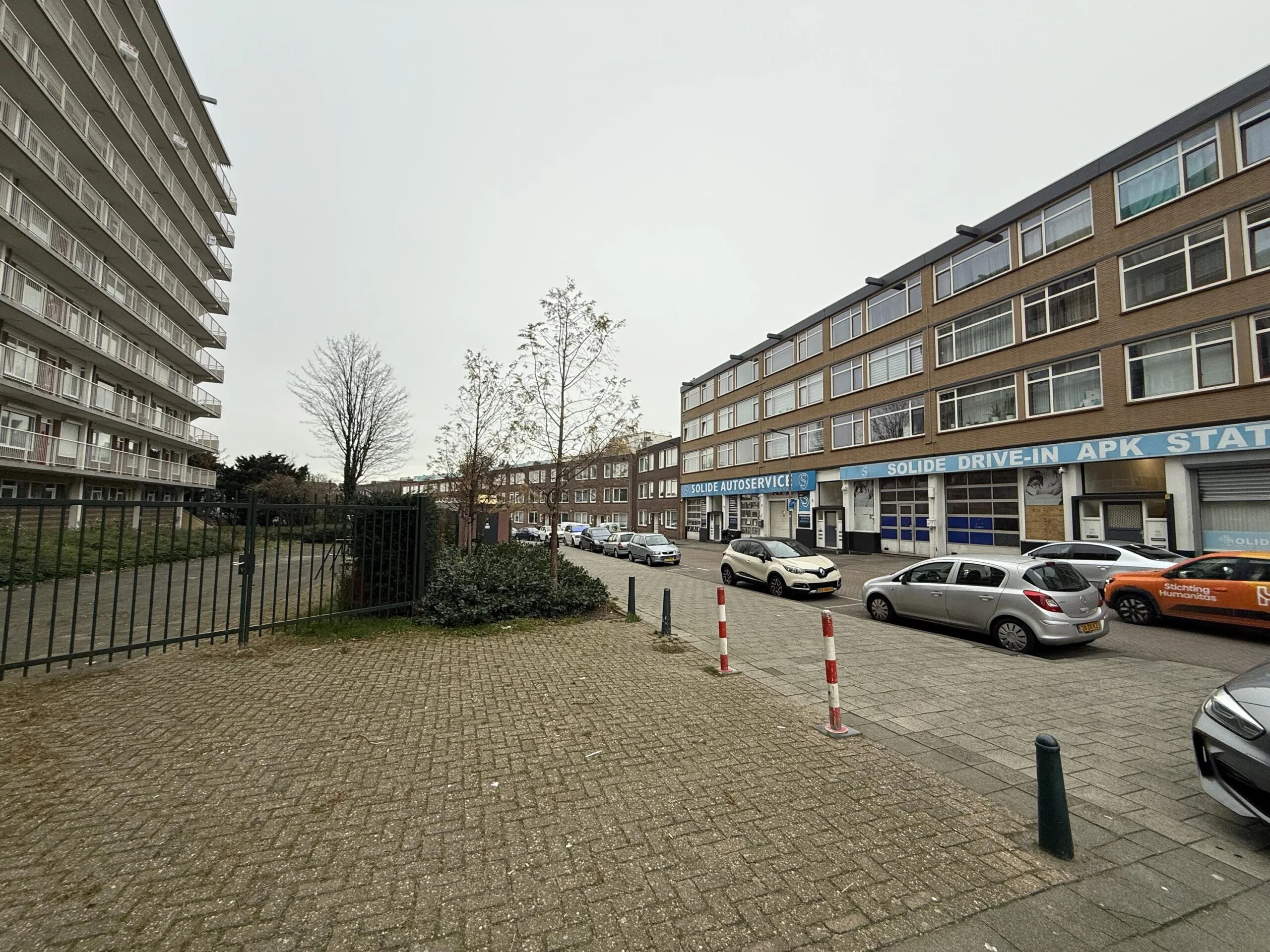Street view of Katendrechtse Lagedijk with parked cars and buildings including Solide Autoservice.