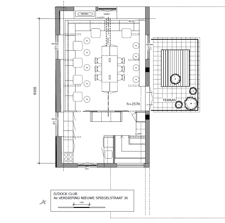 Plattegrond van de vierde verdieping aan de Nieuwe Spiegelstraat 36 met een vergaderruimte, keuken en aangrenzend terras.