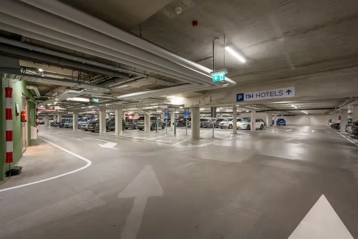 Ondergrondse parkeergarage aan de Stationsstraat met bewegwijzering naar NH Hotels.
