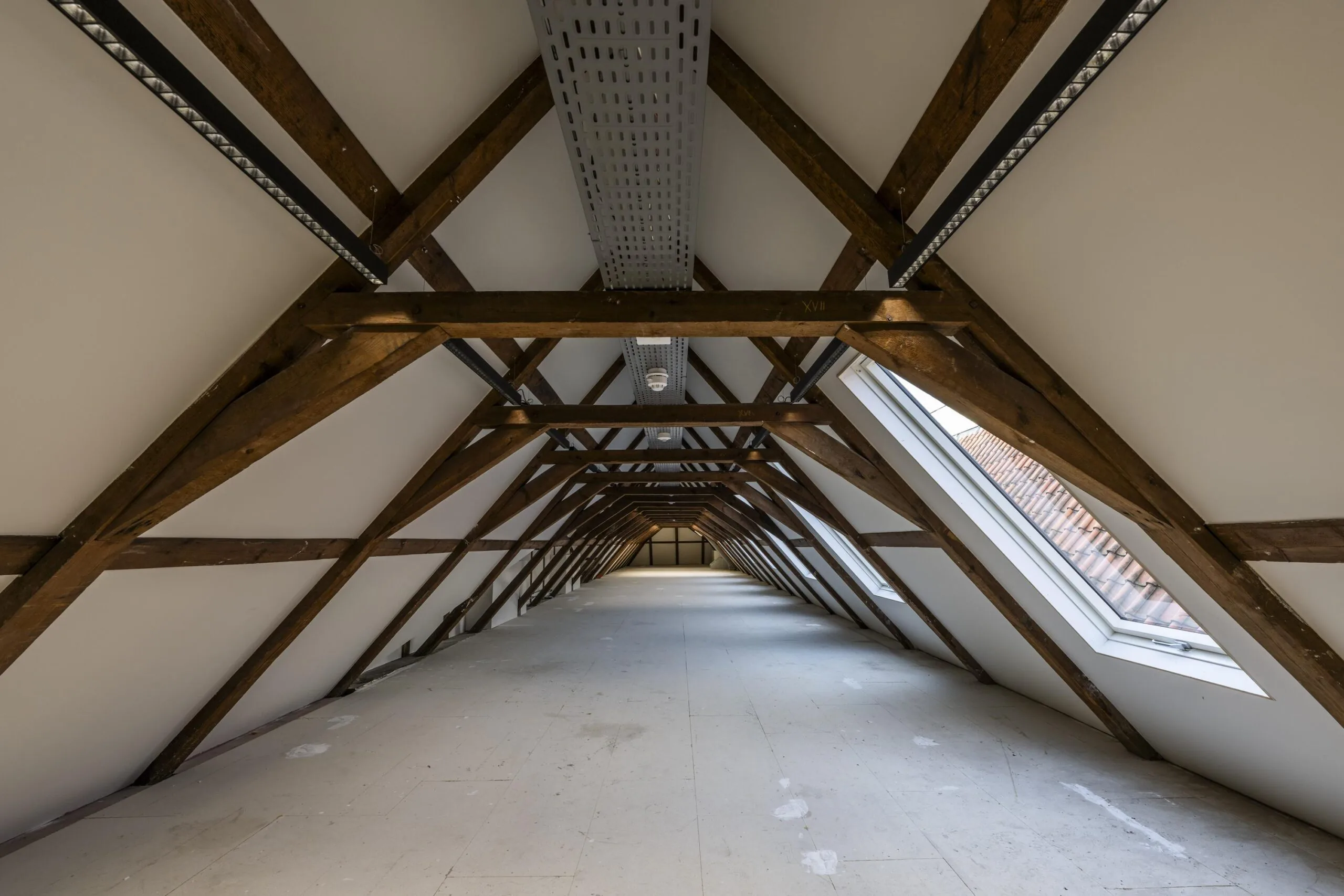 Zolderruimte met houten dakconstructie en dakramen aan de Kloveniersburgwal.