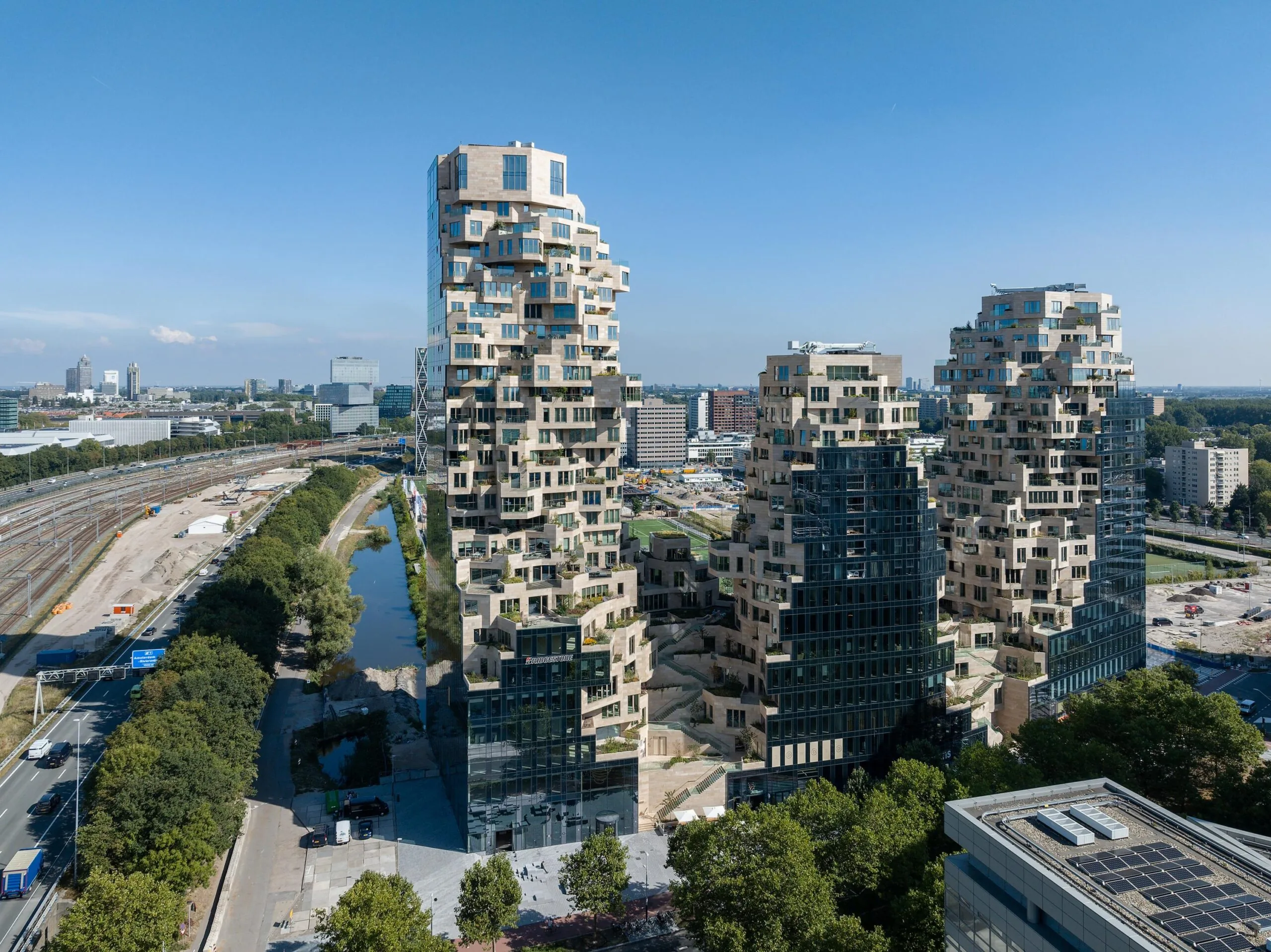 Drie moderne, hoogbouwwoningen met een unieke, kubistische architectuur aan de Beethovenstraat.