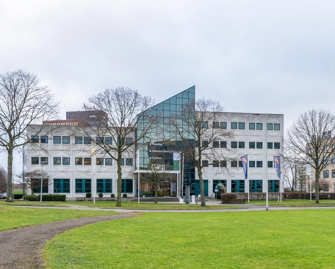 Kantoorgebouw aan de K.P. van der Mandelelaan in Rotterdam met een opvallende glazen gevel en omliggend groen.
