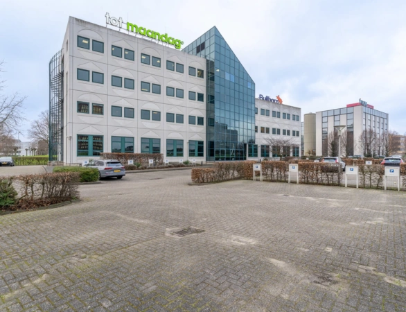 Kantoorgebouwen aan de K.P. van der Mandelelaan in Rotterdam, met zichtbaar de panden van Maandag, Ballast en Syntrus.