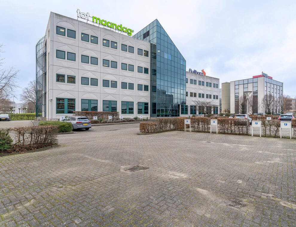 Kantoorgebouwen aan de K.P. van der Mandelelaan in Rotterdam, met zichtbaar de panden van Maandag, Ballast en Syntrus.