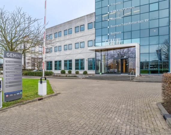 Vooraanzicht van kantoorgebouw GEMINI aan de K.P. van der Mandelelaan met bedrijfsnamen op de gevel en een parkeerterrein.