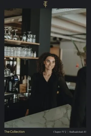 Vriendelijke vrouw achter een marmeren bar in een stijlvol interieur aan de Stadhouderskade 85.
