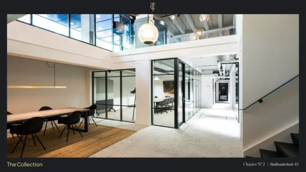 Modern kantoorinterieur op de Stadhouderskade 85 met glazen vergaderruimtes, een open werkruimte en industriële designaccenten.