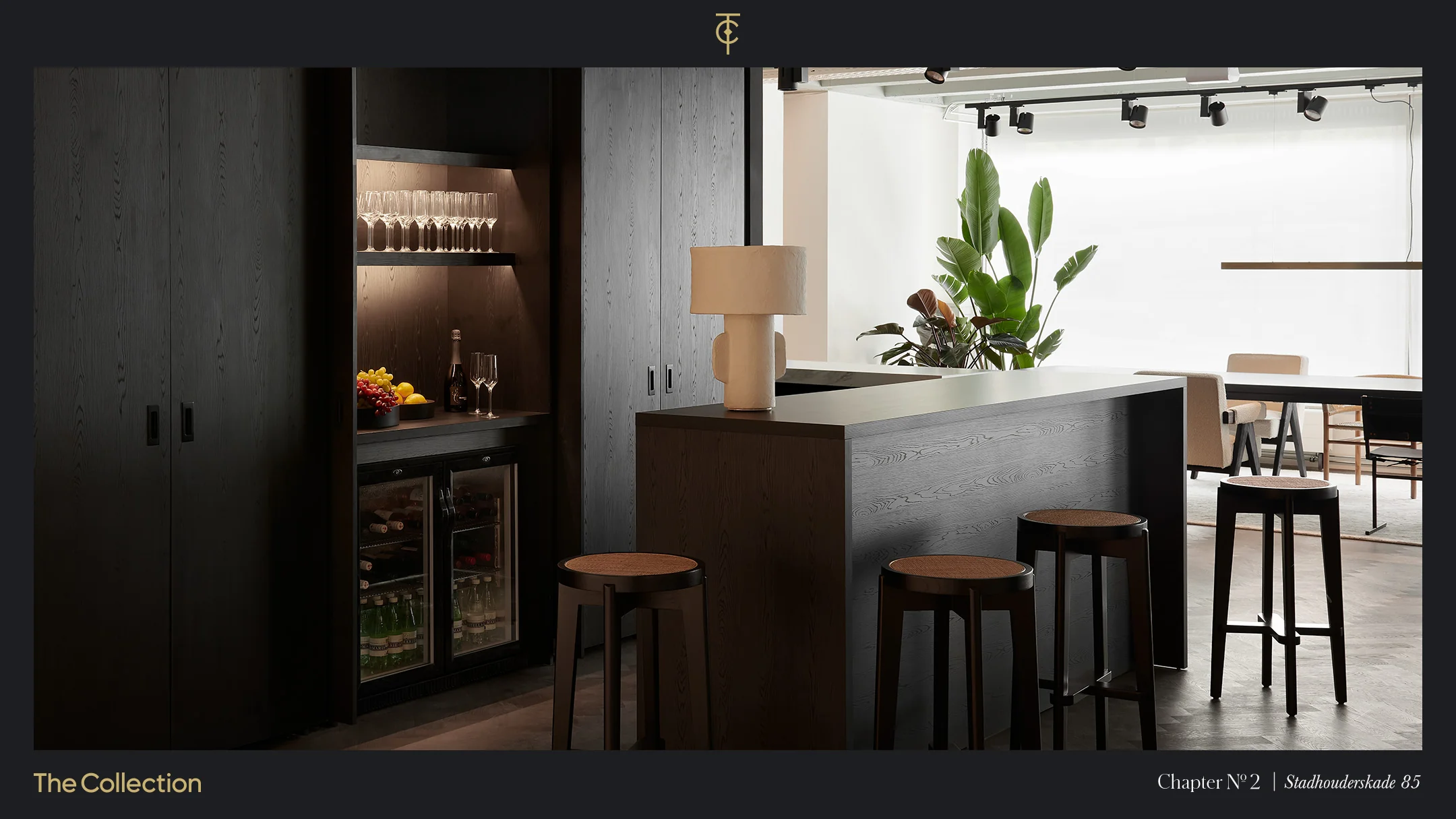 Moderne, stijlvol ingerichte bar met donkere houten afwerking aan de Stadhouderskade 85.