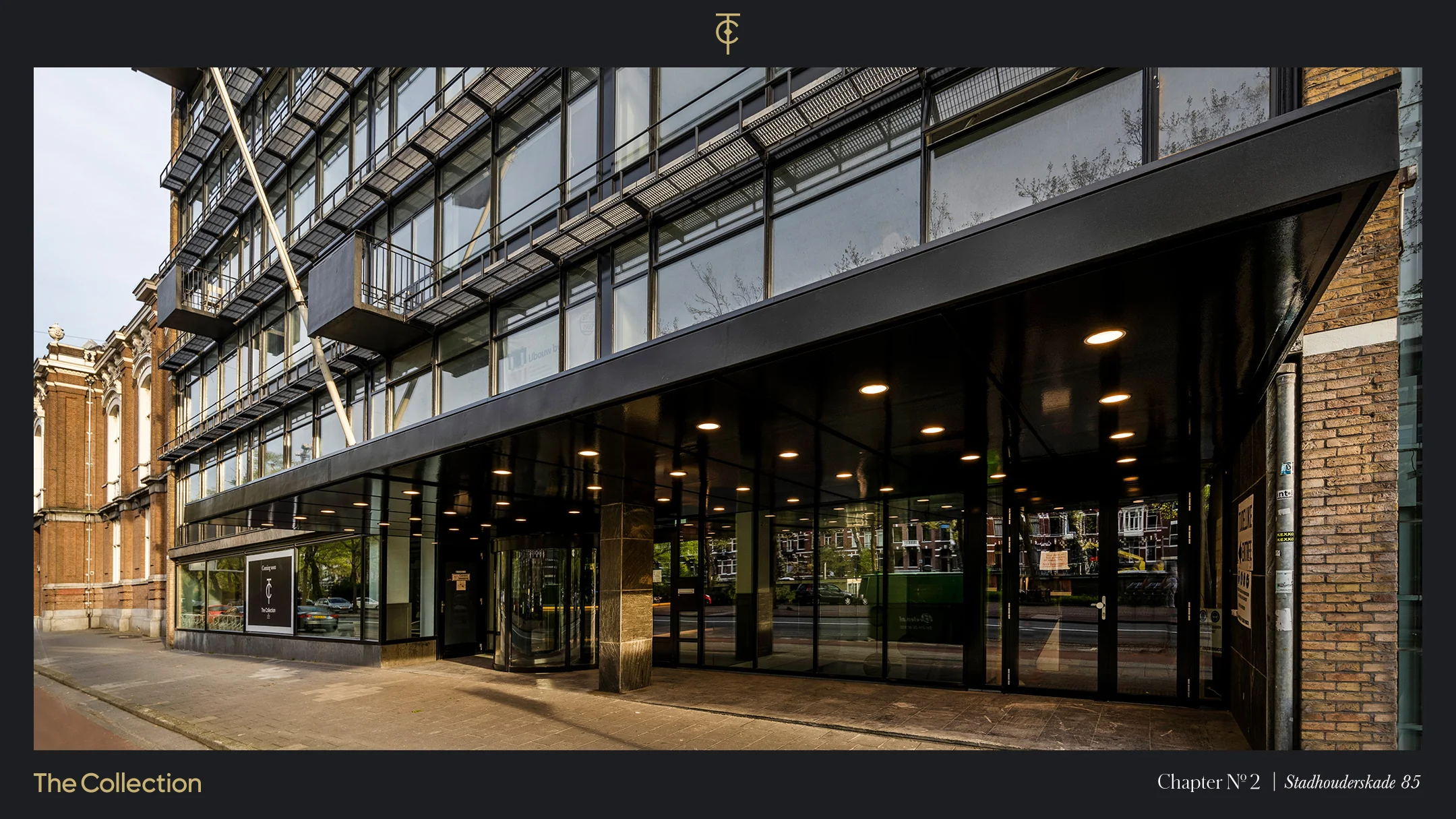 Ingang van een modern kantoorgebouw aan de Stadhouderskade 85 in Amsterdam, met glazen gevel en zwarte luifel.