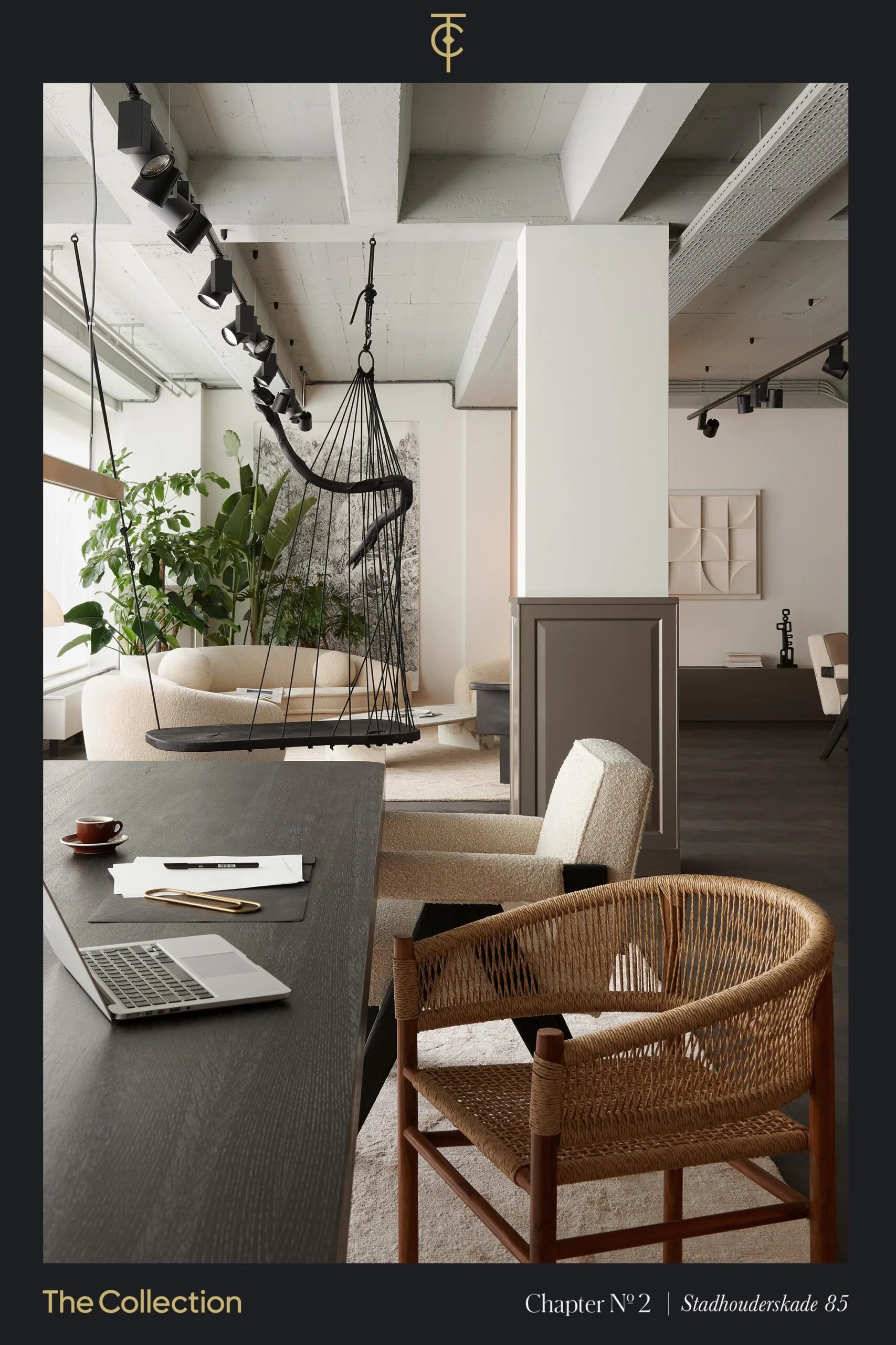 Modern ingerichte kantoorruimte aan de Stadhouderskade 85 met designmeubels, hangstoel en veel natuurlijke elementen.