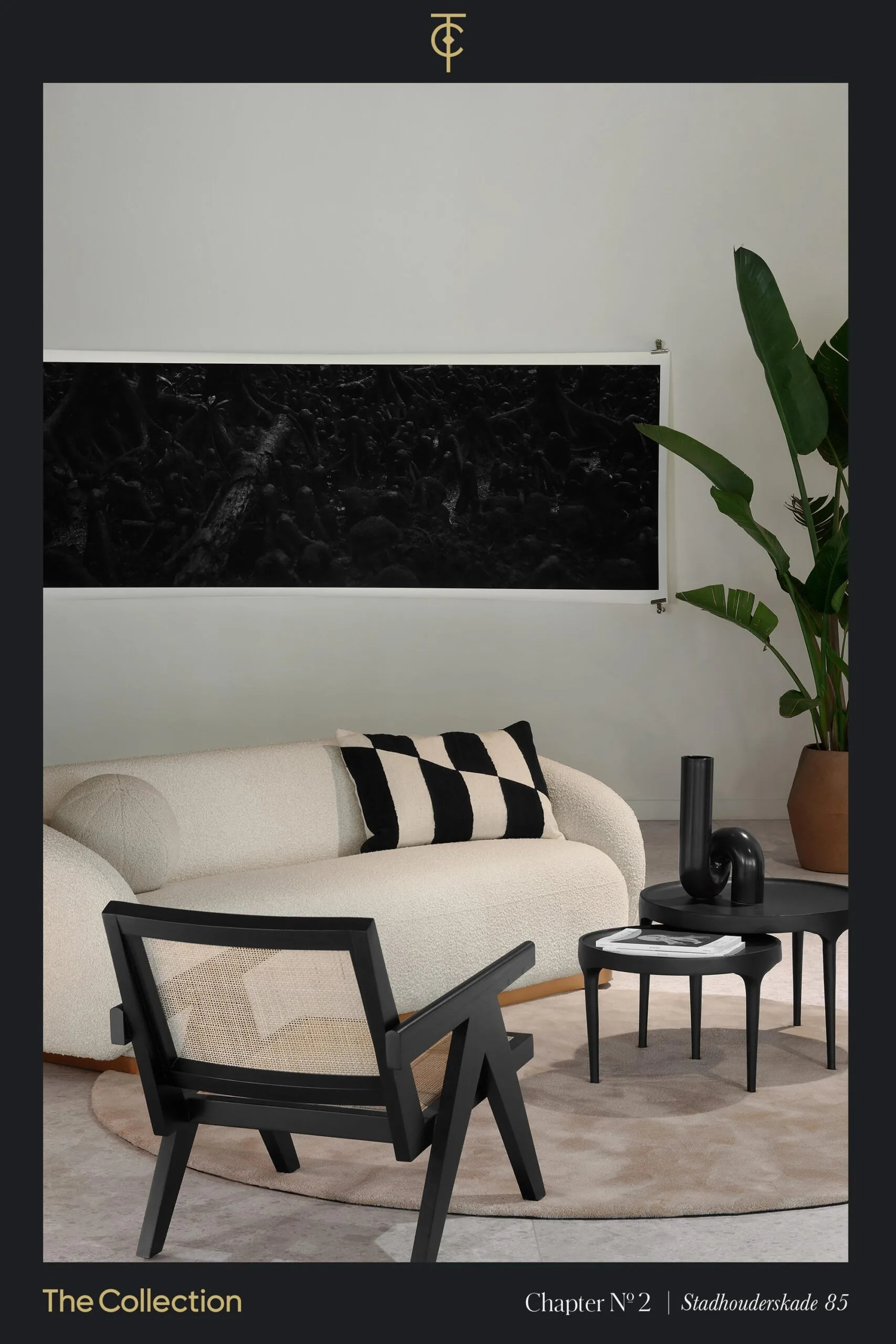 Modern en stijlvol interieur met een crèmekleurige bank, zwarte accenten en grote kamerplant aan de Stadhouderskade 85.