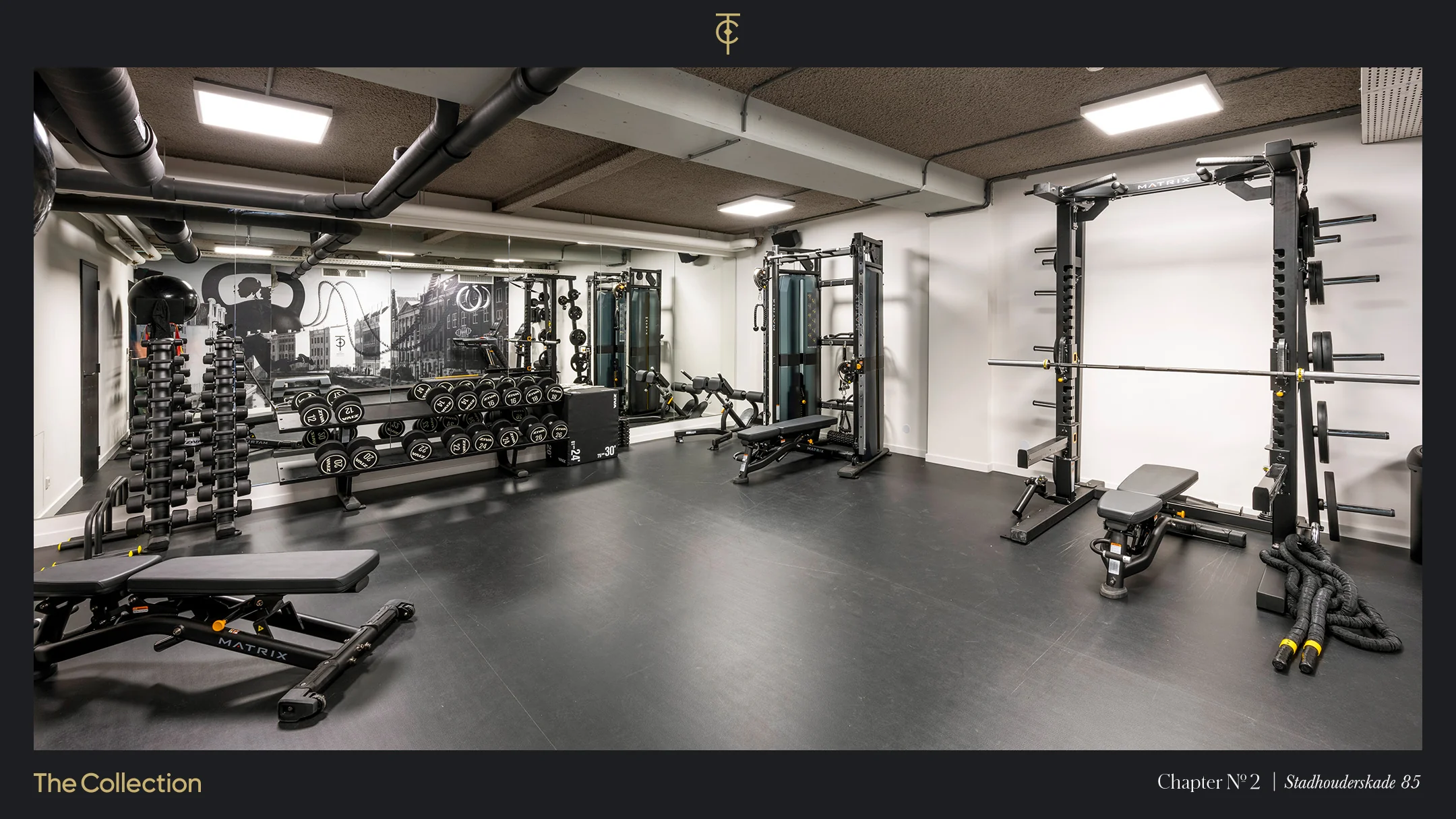 Moderne fitnessruimte met halters, krachttoestellen en fitnessbanken aan de Stadhouderskade 85.