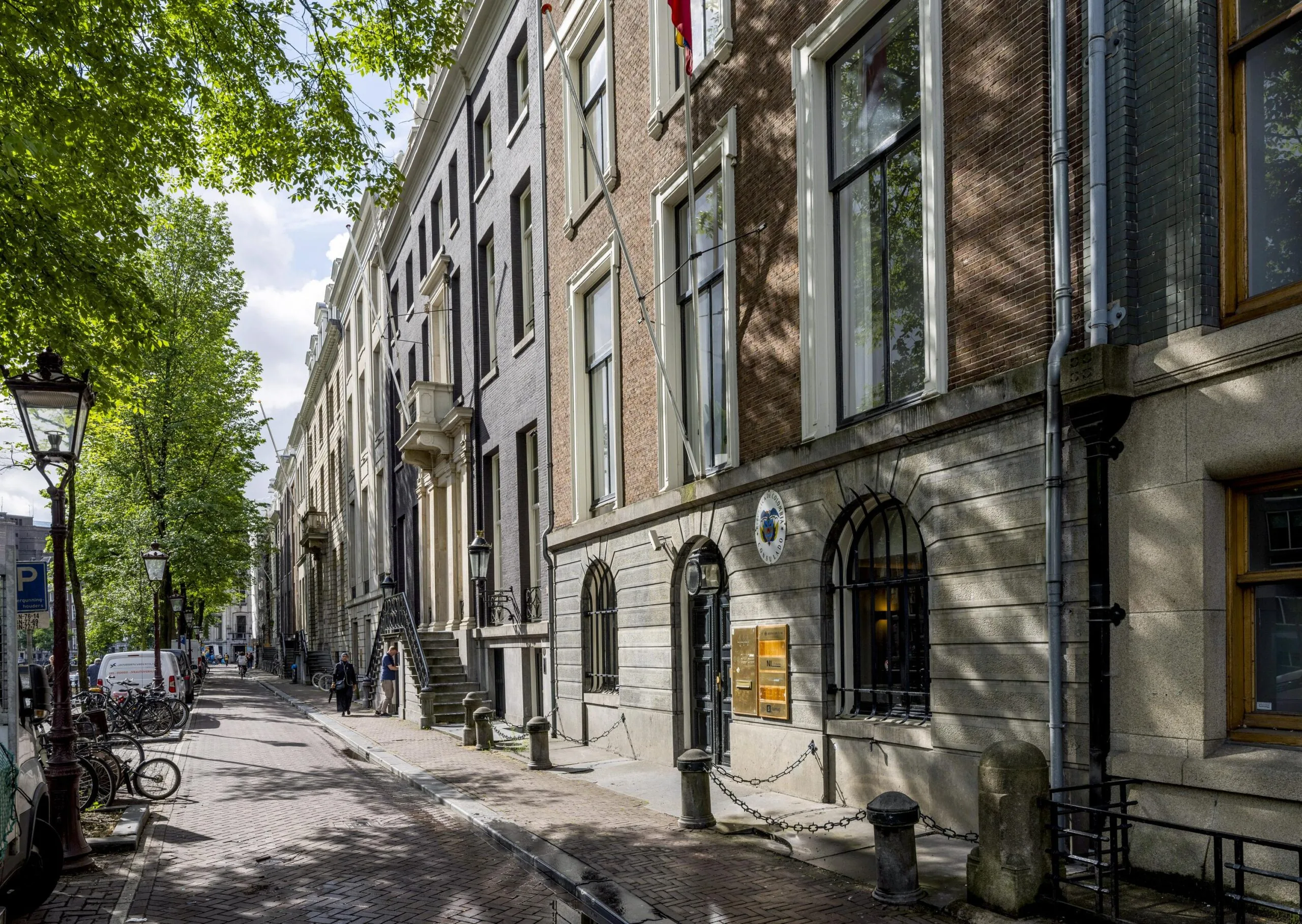 Gevels van herenhuizen aan de Herengracht in Amsterdam op een zonnige dag.