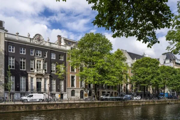 Gevels van historische grachtenpanden aan de Herengracht in Amsterdam, gezien vanaf de overkant van het water.
