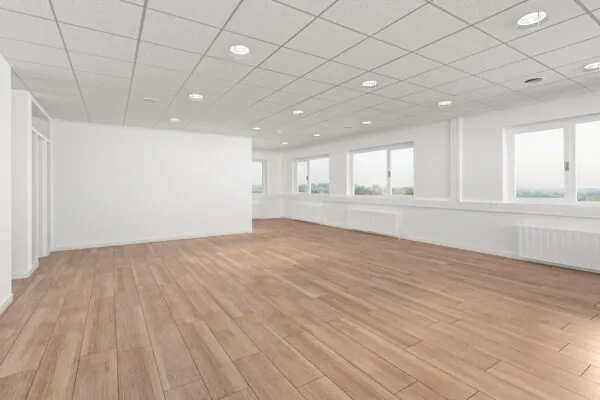 Leeg, licht kantoorruimte met houten vloer aan de Laan van S-Gravenmade.