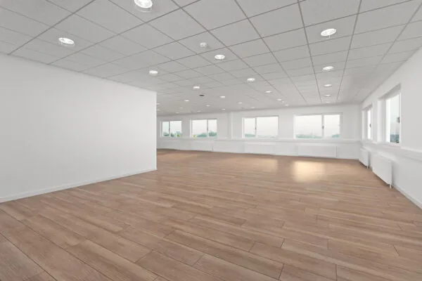 Licht en modern kantoorinterieur aan de Laan van S-Gravenmade met houten vloer en systeemplafond.
