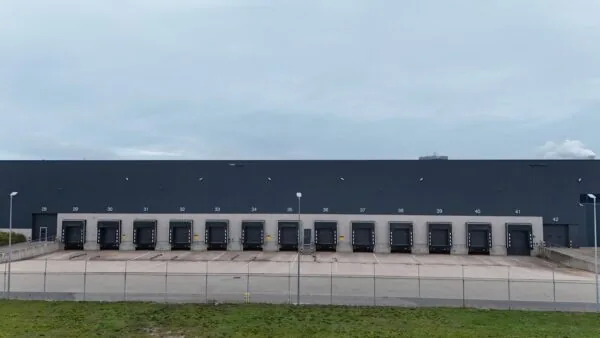 Distributiecentrum aan de Koerilenstraat met meerdere laad- en losdocks, gezien vanaf de voorkant.