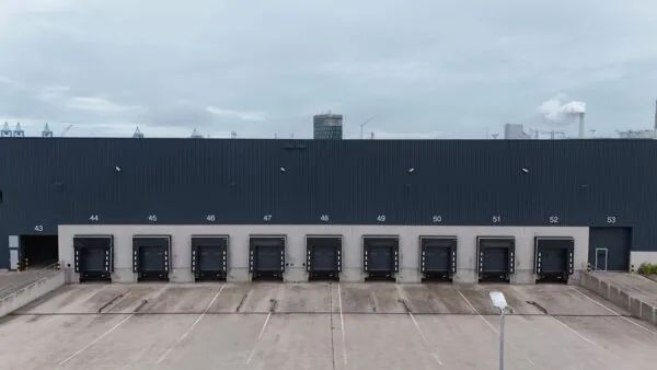 Laadperron met genummerde docks bij een distributiecentrum aan de Koerilenstraat.