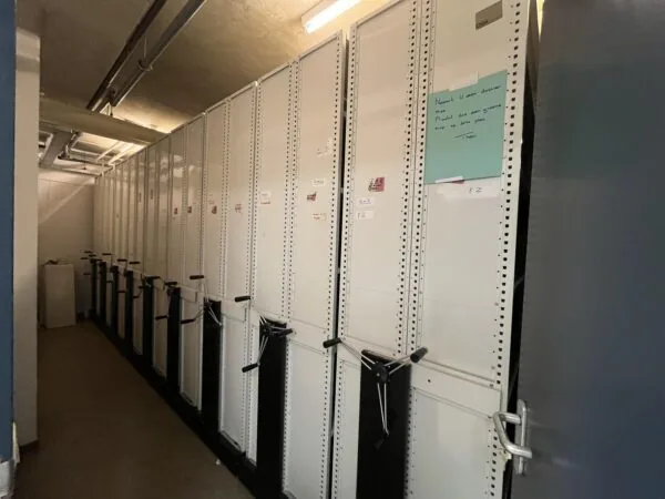 Rij verrijdbare archiefkasten in een opslagruimte aan de Euclideslaan.