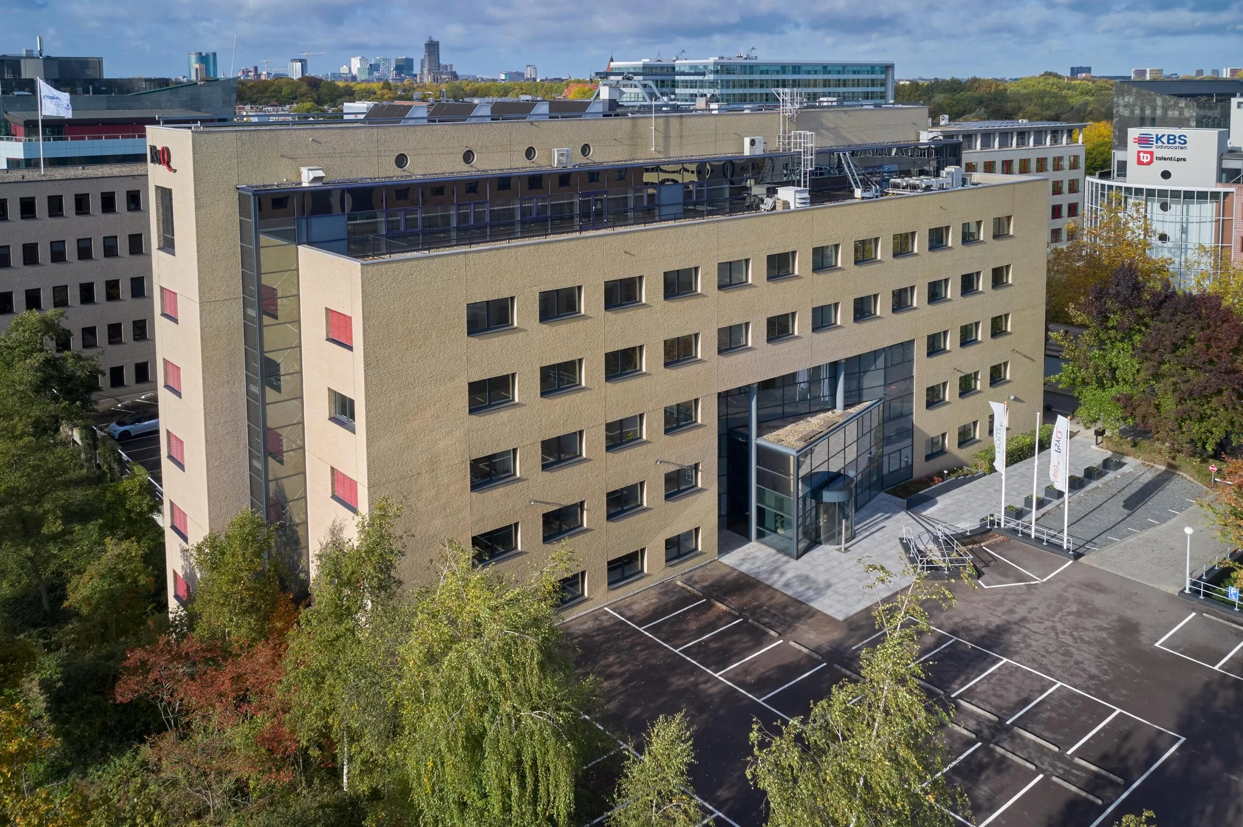 Luchtfoto van het kantoorgebouw aan de Euclideslaan in Utrecht met lege parkeerplaatsen op de voorgrond.