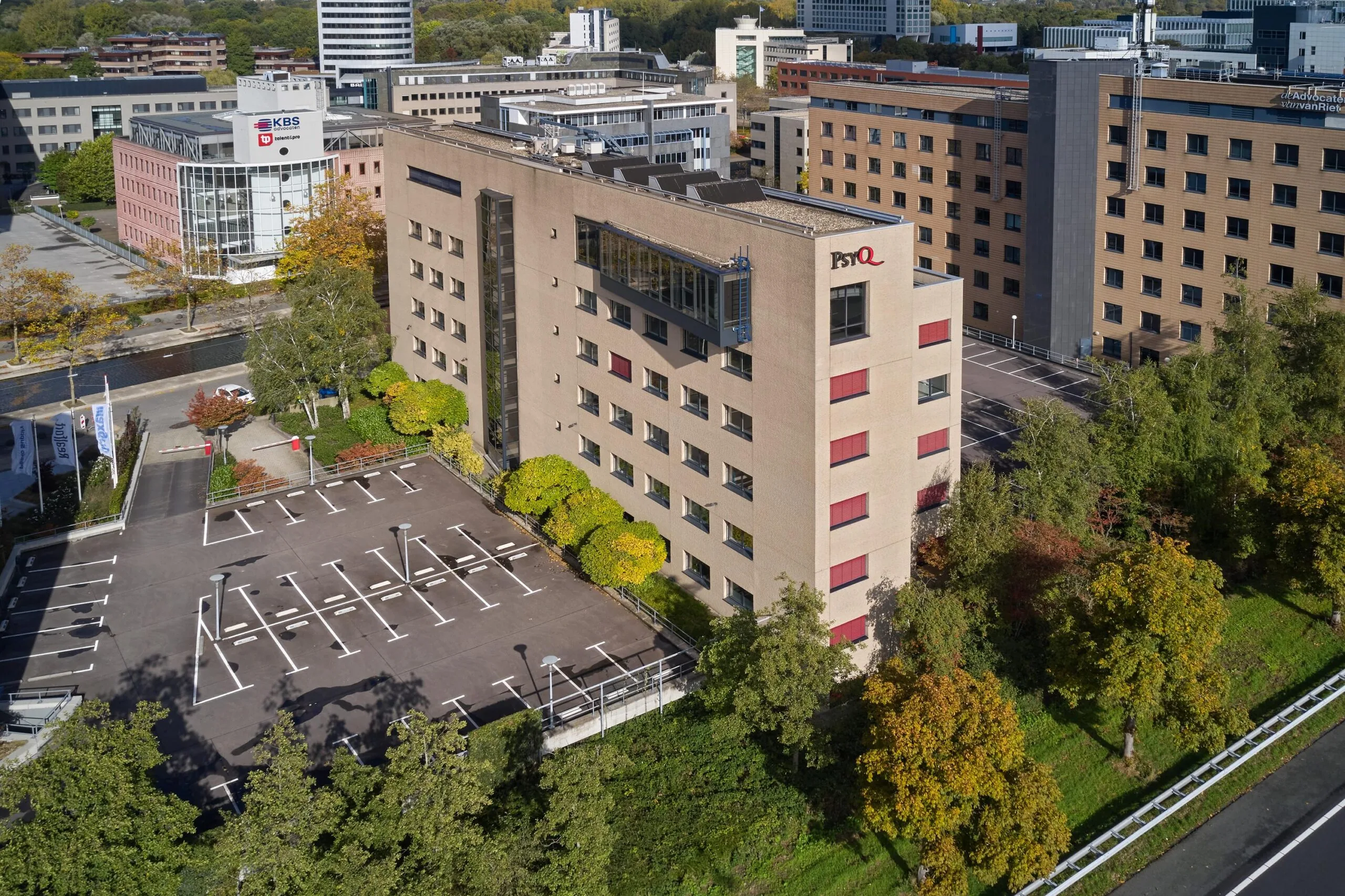 Kantoorgebouw van PsyQ aan de Euclideslaan in Utrecht met omliggende parkeergelegenheid en groenvoorziening.