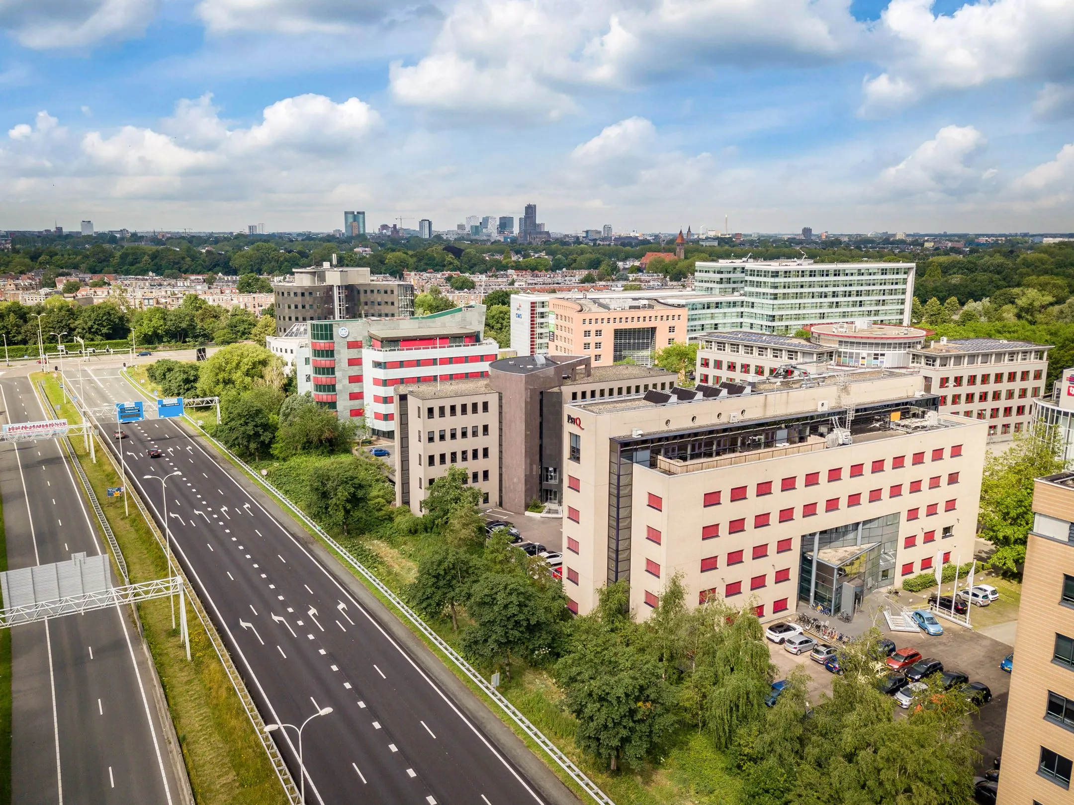 Luchtfoto van kantorencomplex aan de Euclideslaan in Utrecht, grenzend aan de A28-snelweg.