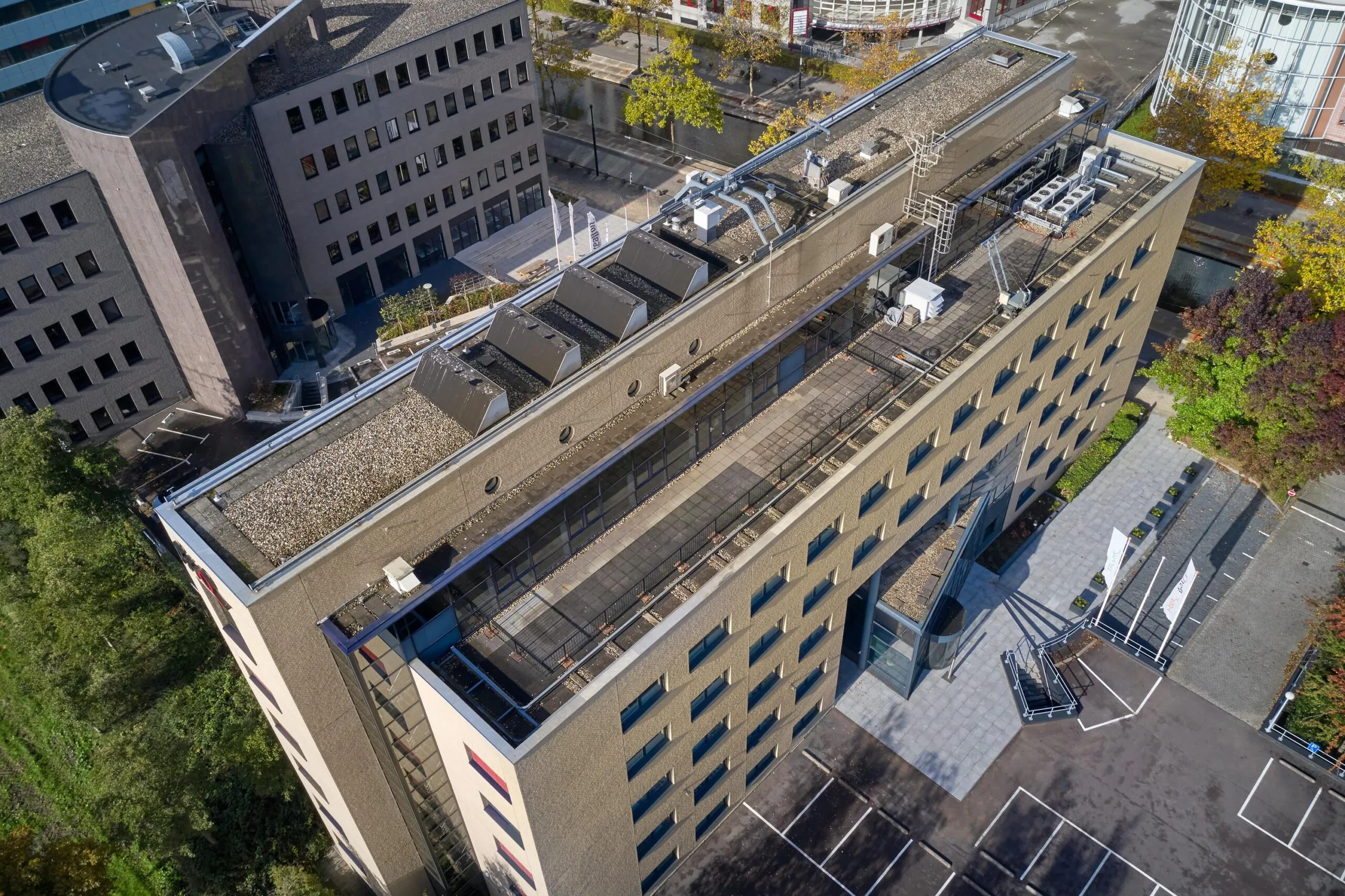 Luchtfoto van een modern kantoorgebouw aan de Euclideslaan in Utrecht met een plat dak en omliggende kantoren.