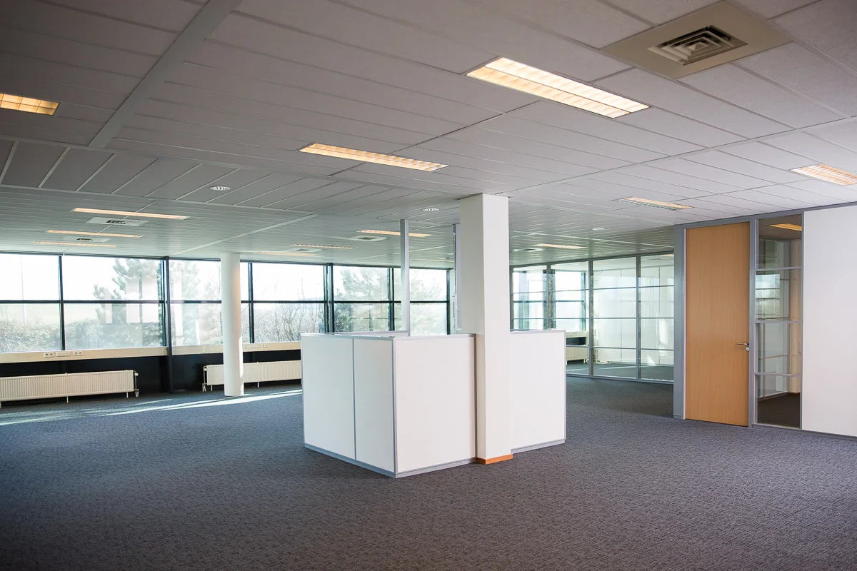 Licht en modern kantoorpand aan de Laan van ’s-Gravenmade met glazen wanden en systeemplafond.