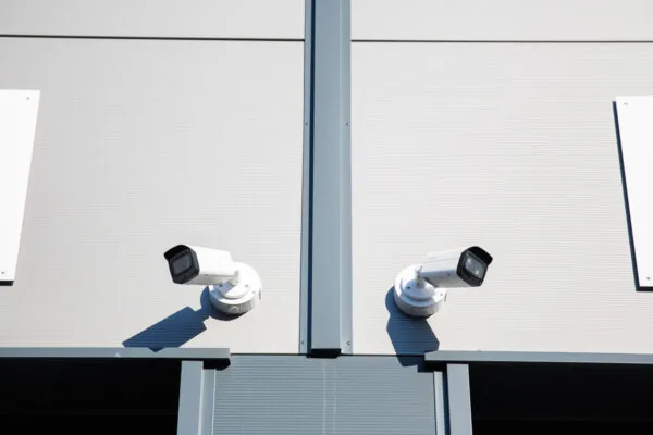 Twee bewakingscamera's zijn bevestigd aan de gevel van een gebouw aan de Laan van ‘s-Gravenmade.