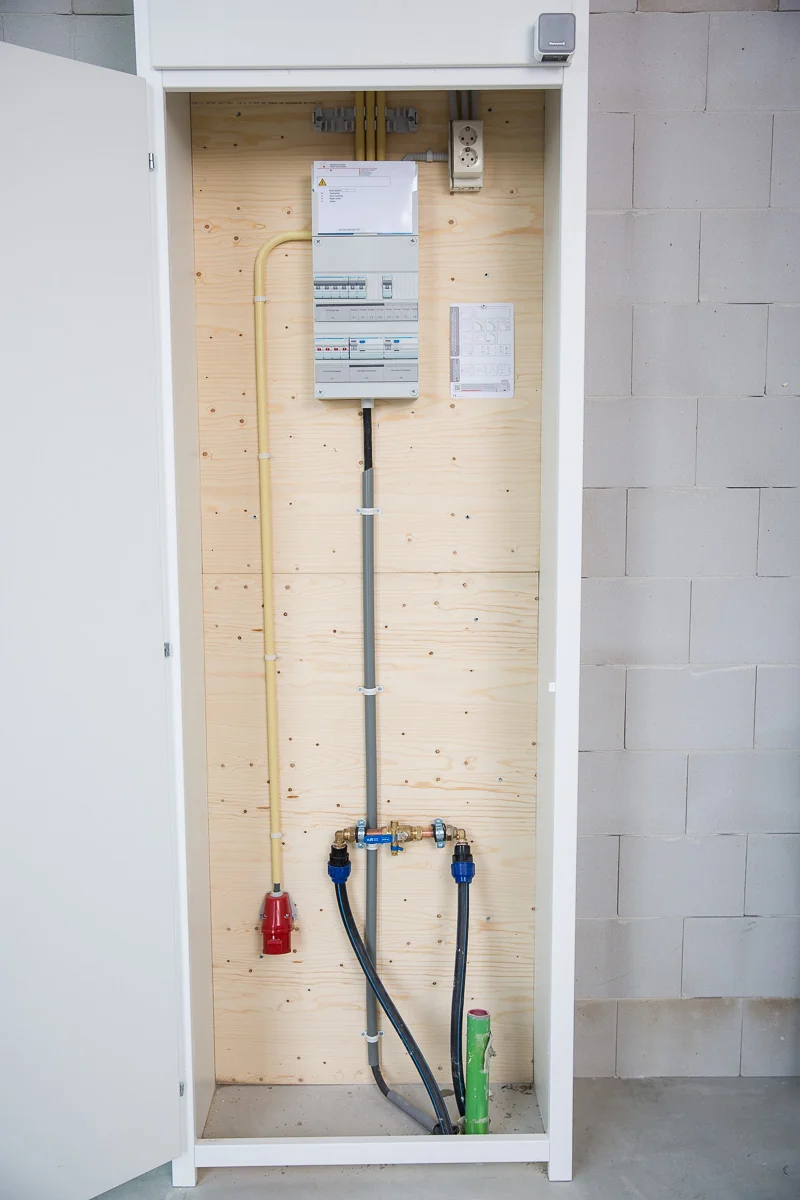 Meterkast met verdeelkast, leidingen en aansluitingen in een nieuwbouwwoning aan de Laan van S' Gravemade.