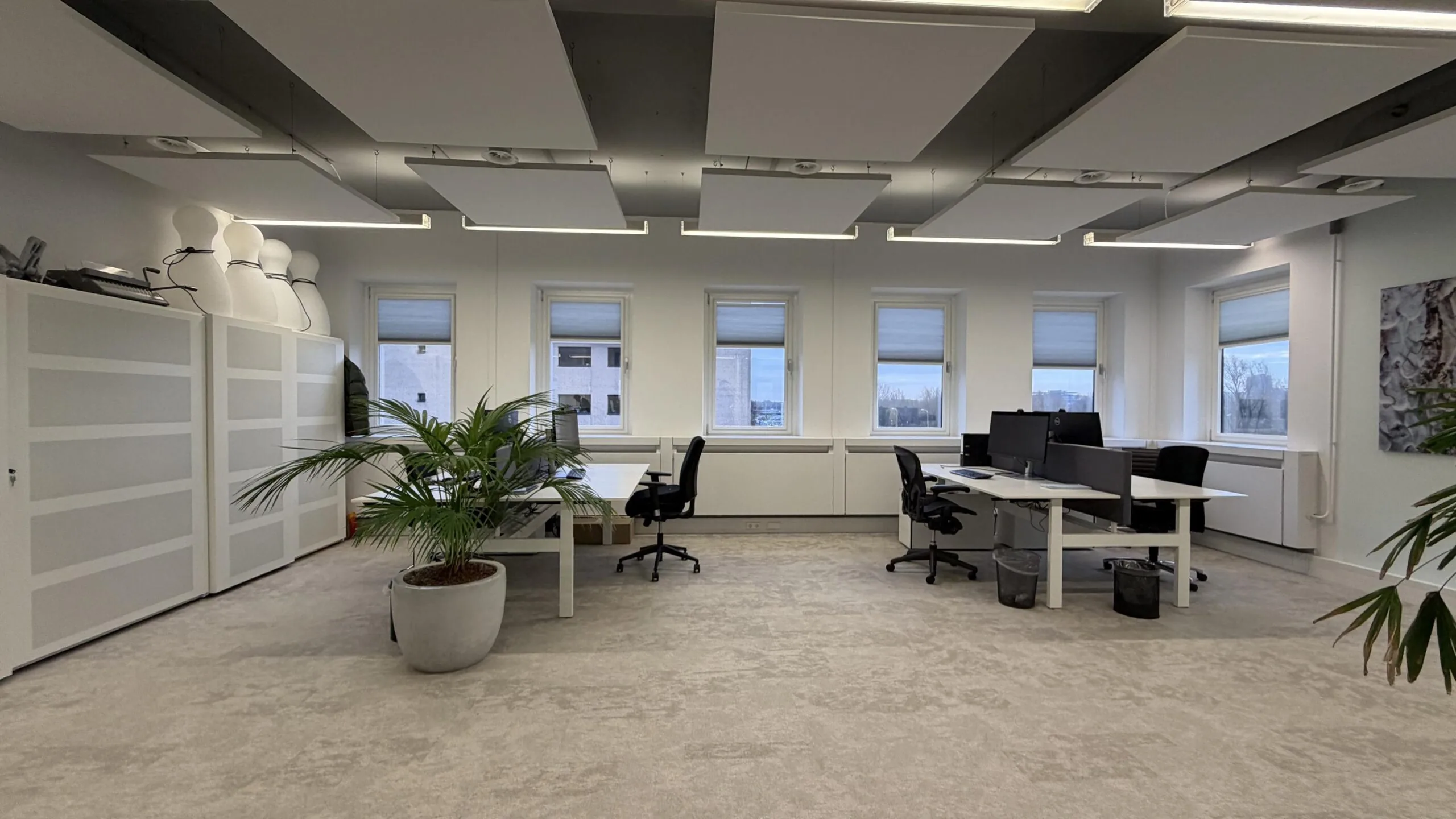 Moderne en licht ingerichte kantoorruimte aan de Euclideslaan met meerdere werkplekken en grote ramen.