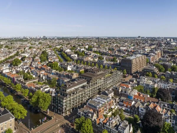 Luchtfoto van de Vijzelstraat in Amsterdam met uitzicht op het moderne gebouw De Nederlandsche Bank en omliggende grachtenpanden.