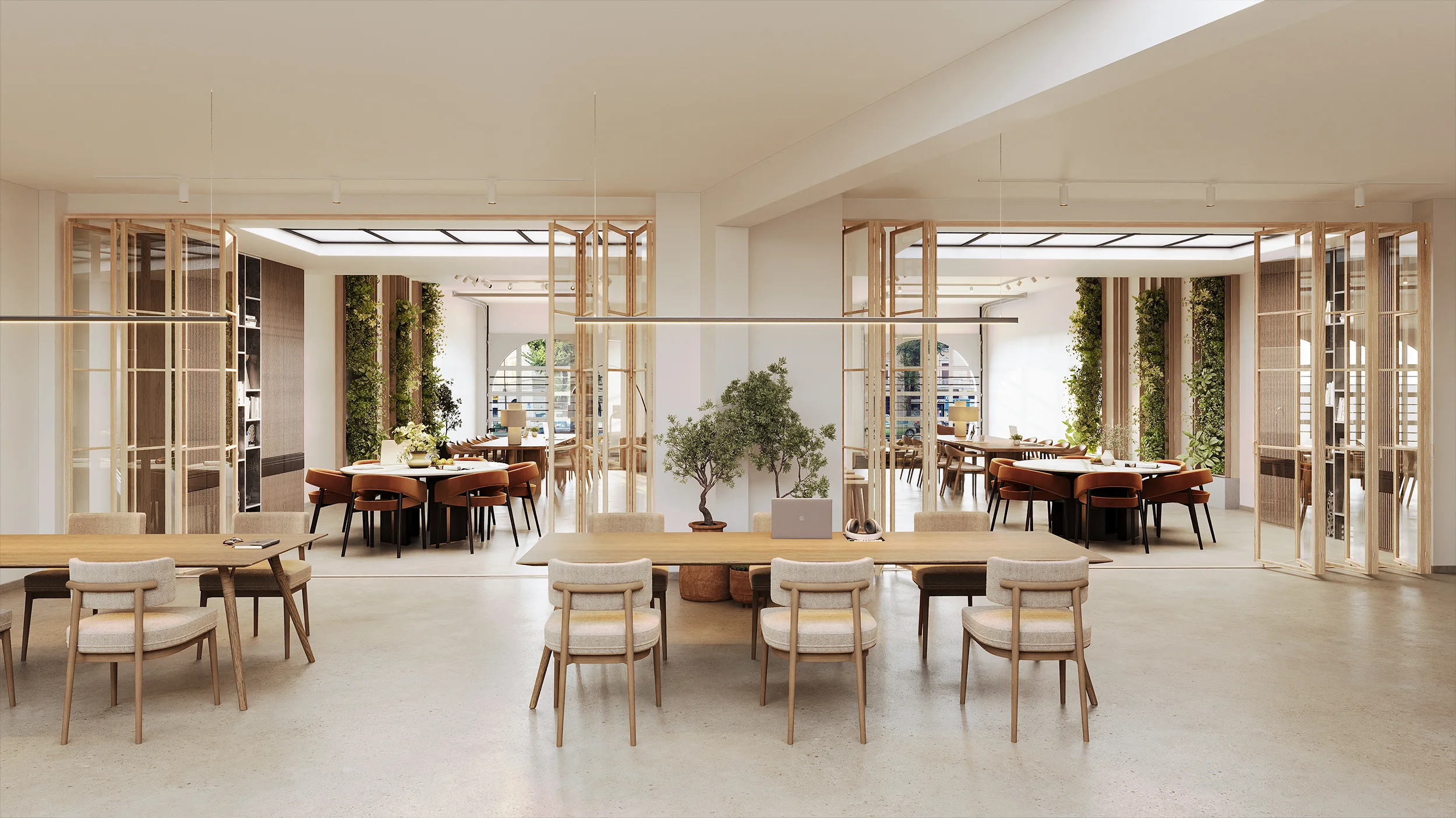 Modern en licht interieur van een kantoorruimte aan de Baarsjesweg met houten meubels, groene plantenwanden en vergadertafels.