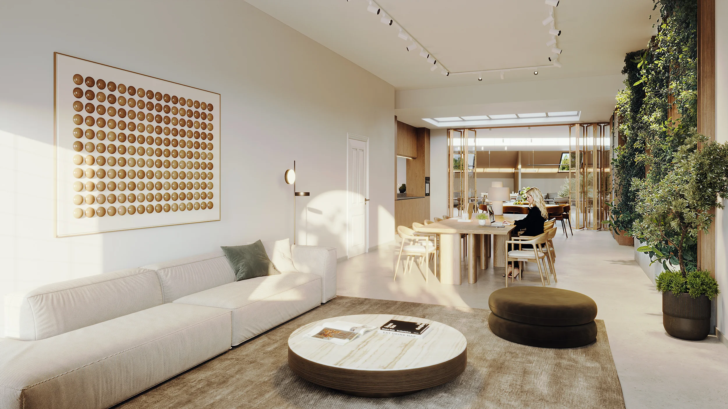 Luxe, modern ingerichte woonkamer en eetruimte aan de Baarsjesweg met natuurlijke lichtinval en een groene plantenmuur.