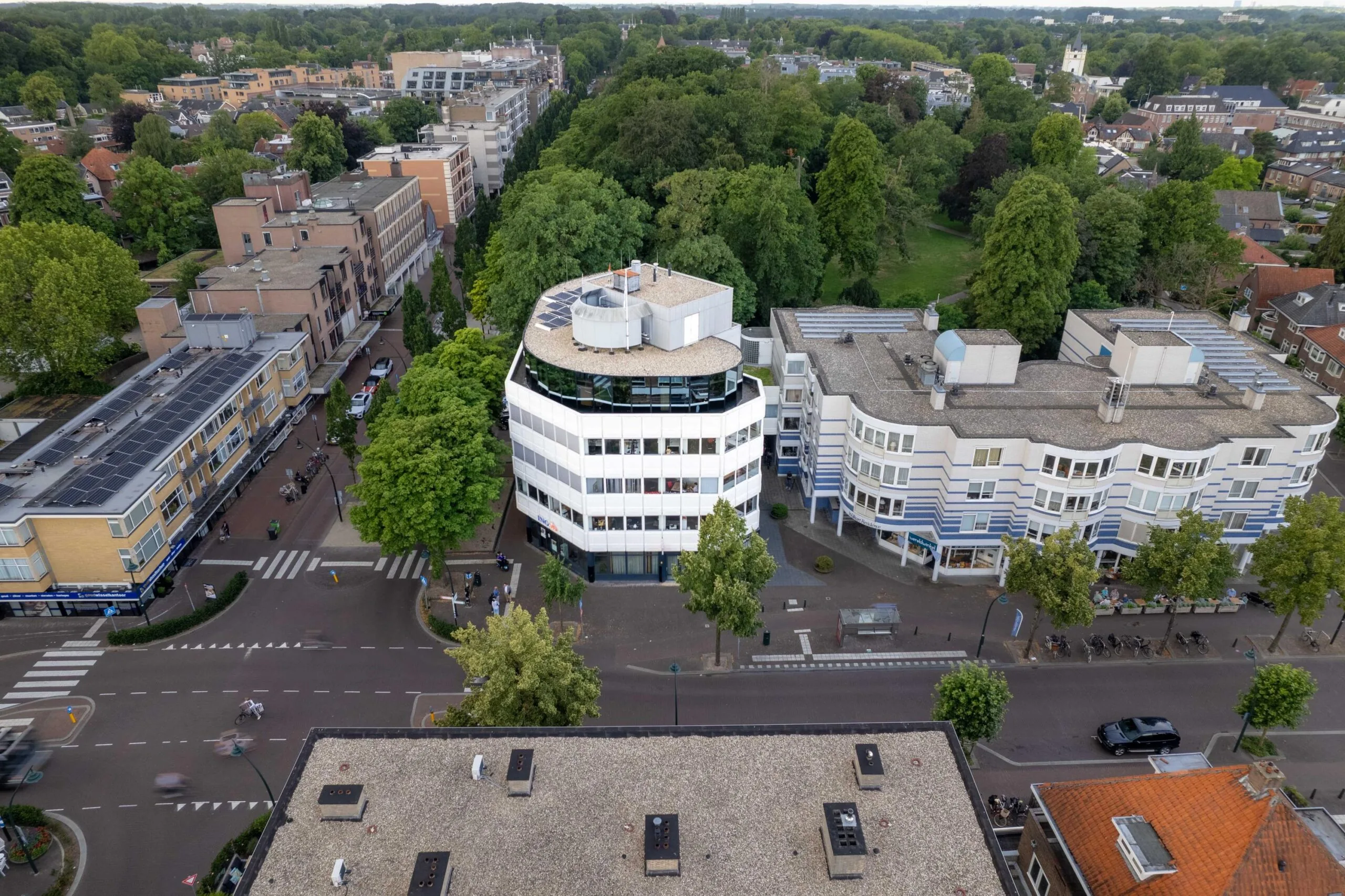 Luchtfoto van de 1e Hogeweg in Zeist met moderne kantoorpanden en omliggend groen.