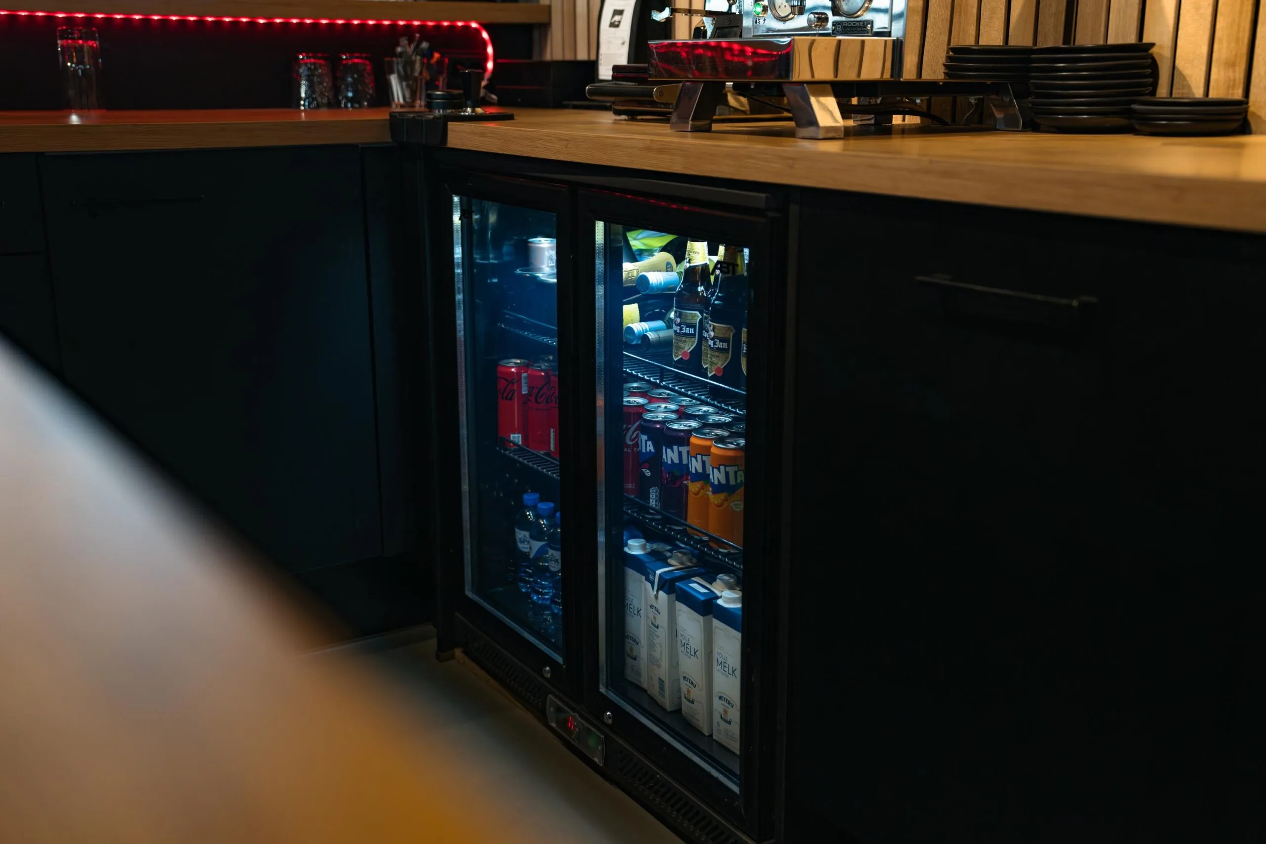 Koelkast met drankjes zoals cola, Fanta, water, melk en bier in een modern keukeninterieur aan de Frankfurtstraat.